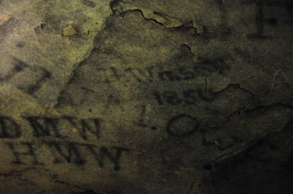 Assinaturas de turistas qie visitaram a caverna há mais de 150 anos na Mammoth Cave, em Kentucky, nos Estados Unidos